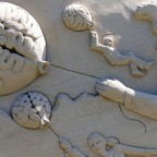 Gehirnballons aus Sand geformt, die Menschen nach oben ziehen
